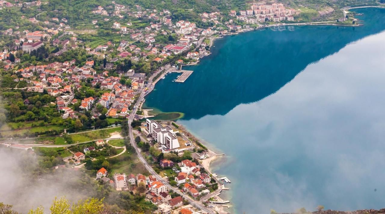 Апартаменты Apartment with 2 bedrooms in Risan, with wonderful mountain view, enclosed garden and WiFi - 100 m from the beach Рисан