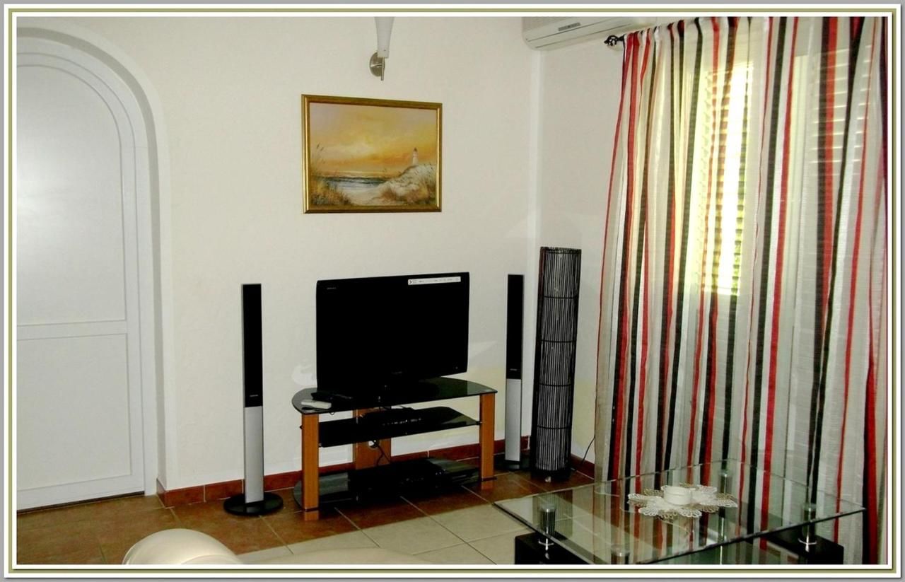 Апартаменты Apartment with 2 bedrooms in Risan, with wonderful mountain view, enclosed garden and WiFi - 100 m from the beach Рисан