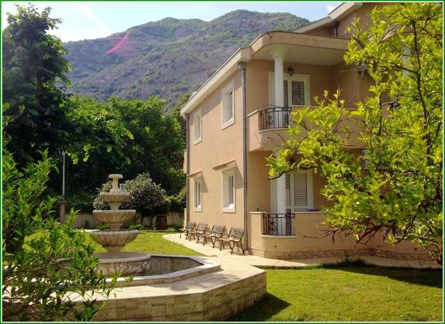 Апартаменты Apartment with 2 bedrooms in Risan, with wonderful mountain view, enclosed garden and WiFi - 100 m from the beach Рисан-12