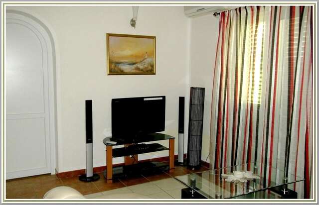 Апартаменты Apartment with 2 bedrooms in Risan, with wonderful mountain view, enclosed garden and WiFi - 100 m from the beach Рисан-6